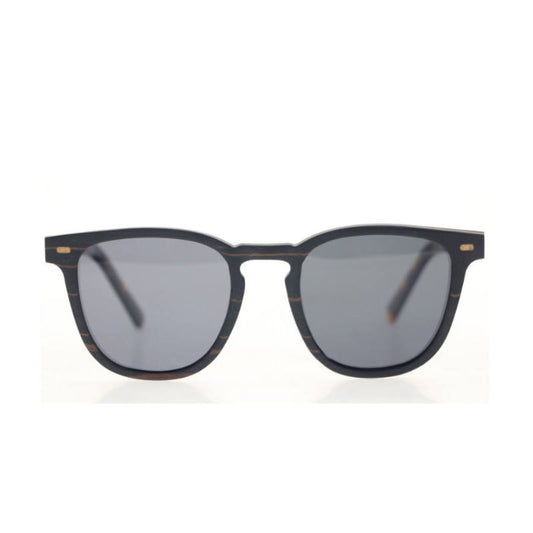 Detalle frontal de las gafas de sol madera ébano-zebrano modelo SECORD BLACK