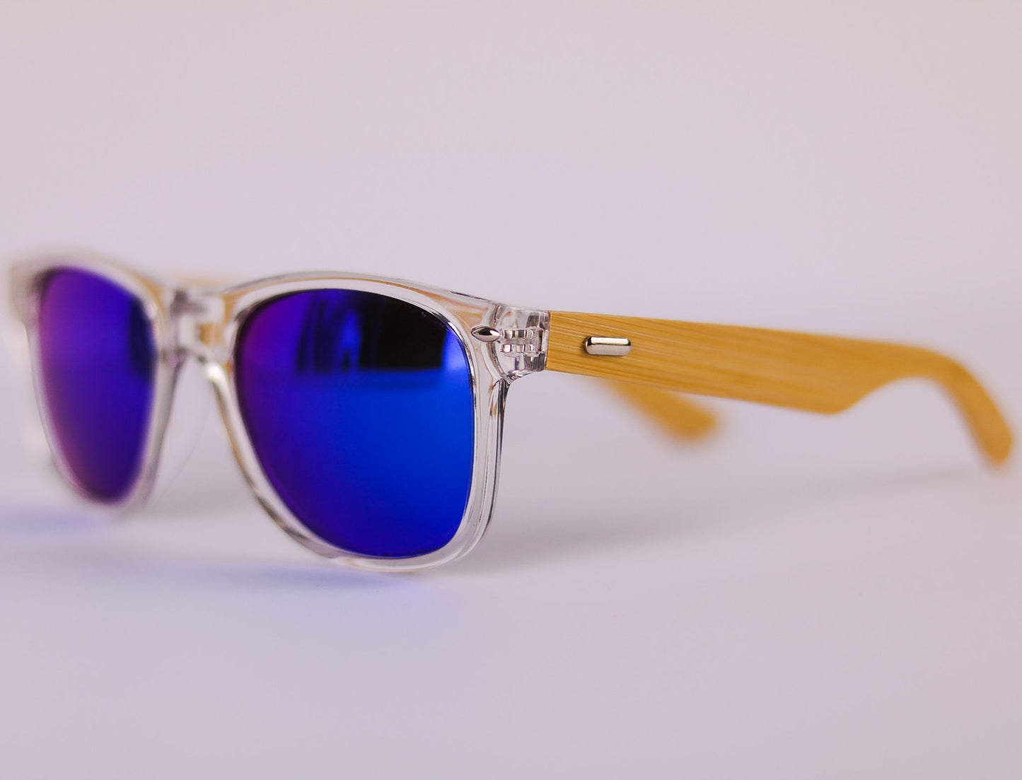 Detalle montura transparente lentes azules y patillas bambú gafas de sol modelo TYRION ROSS