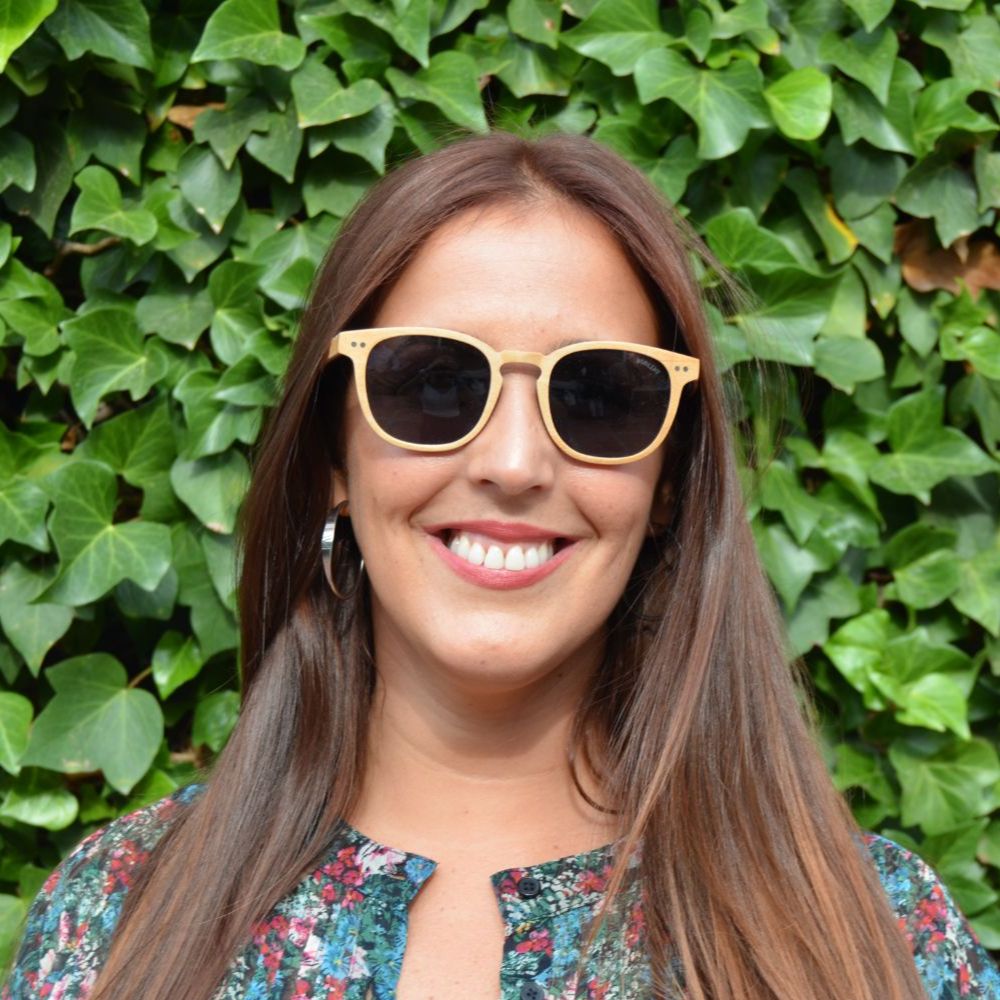 Chica con Gafas de Sol de Madera Brooklin Vanila