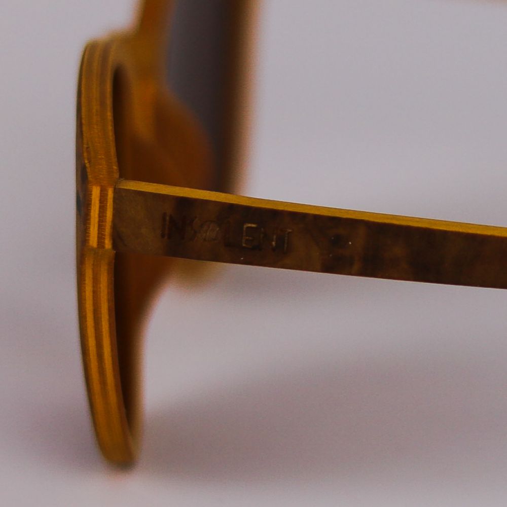 Detalle de logo en la patilla de las gafas de sol Gosling Carey