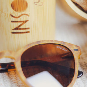 Detalle de la lente de las gafas de sol y su estuche de bambu