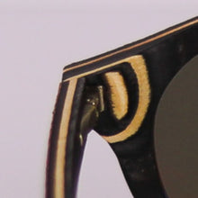 Cargar imagen en el visor de la galería, Detalle patilla y marco Gafas de sol de madera MILOS PEAK