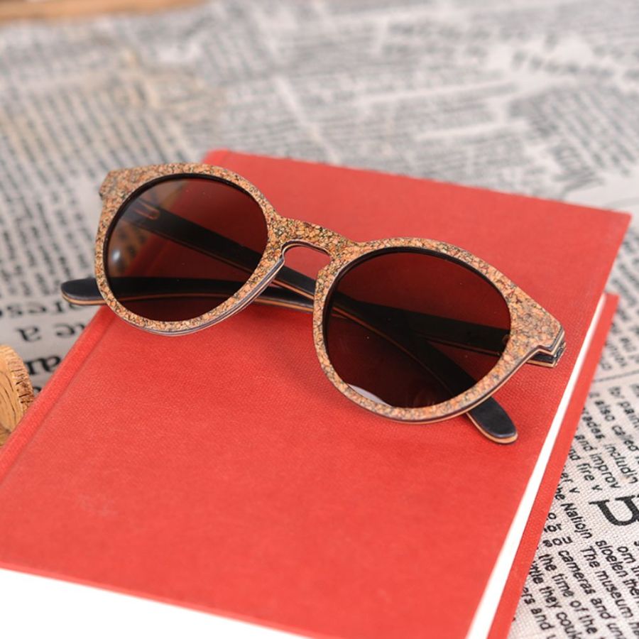 Composición libro rojo Gafas de sol de madera MILOS PEAK