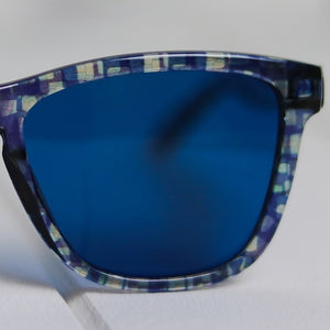 Detalle Lente y serigrafia Gafas de sol polarizadas MONDRIAN BLUE