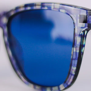 Detalle perfil Lente y serigrafia Gafas de sol polarizadas MONDRIAN BLUE UV400