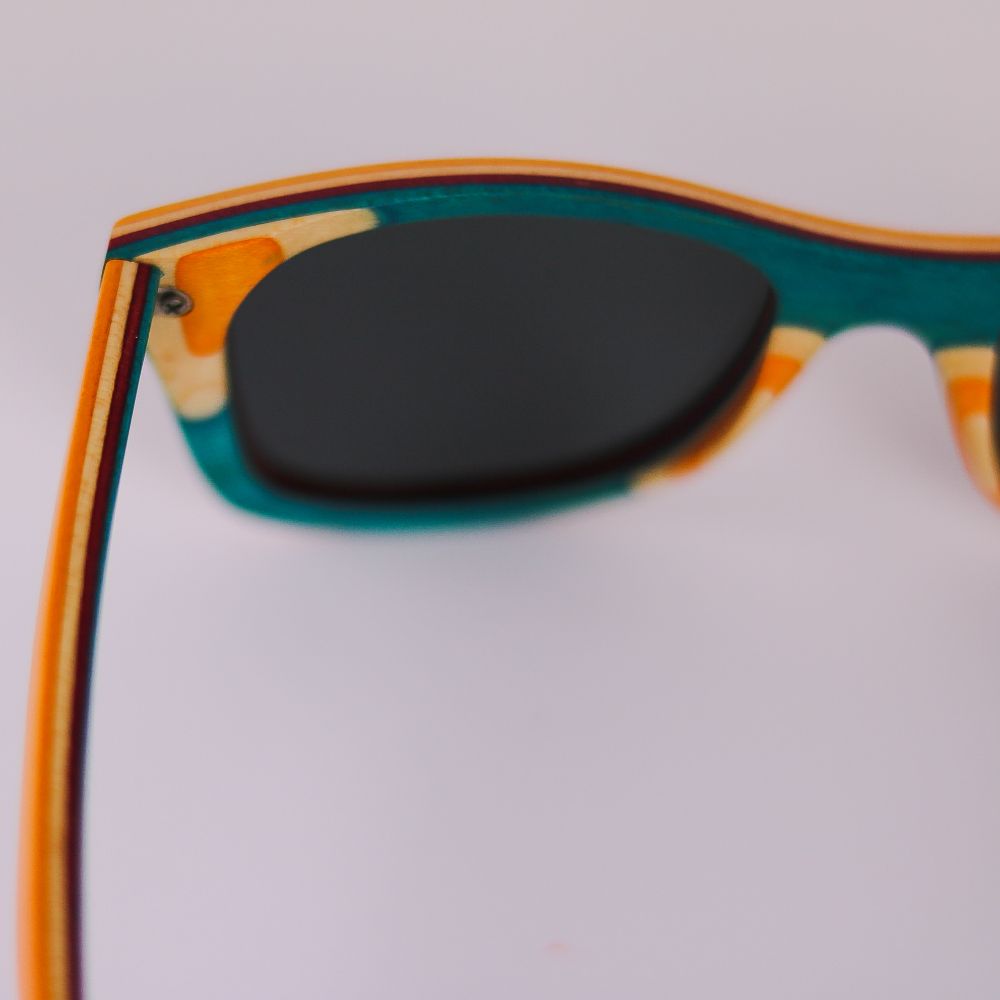 Detalle interior del color turquesa y naranja gafas de sol RODNEY CITRIC 