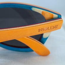 Cargar imagen en el visor de la galería, Detalle del logo INSOLENT en gafas de sol RODNEY CITRIC