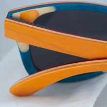 Cargar imagen en el visor de la galería, Detalle de la patilla gafas de sol RODNEY CITRIC