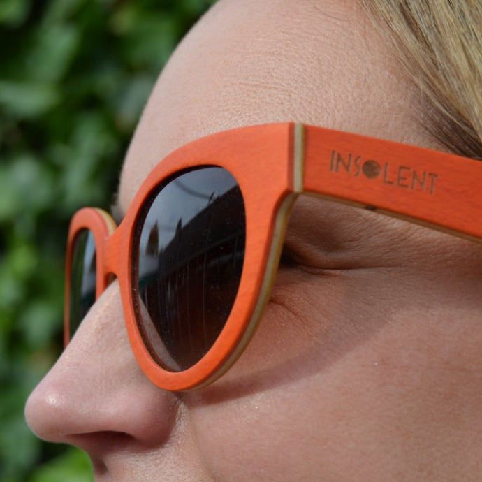 Detalle logo gafas de sol modelo SARE IBIZA
