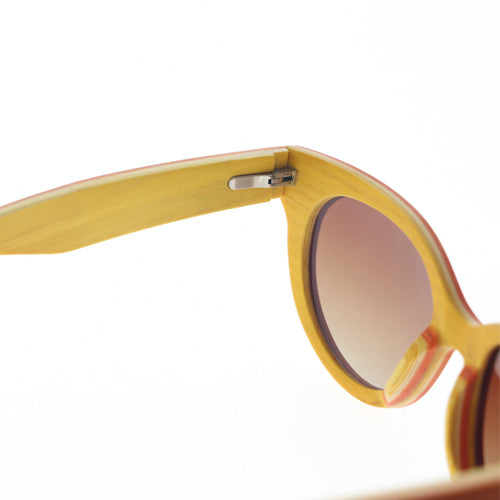 Detalle de la bisagra y del acabado del interior de  las gafas de Sol SARE IBIZA