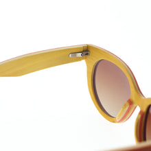 Cargar imagen en el visor de la galería, Detalle de la bisagra y del acabado del interior de  las gafas de Sol SARE IBIZA