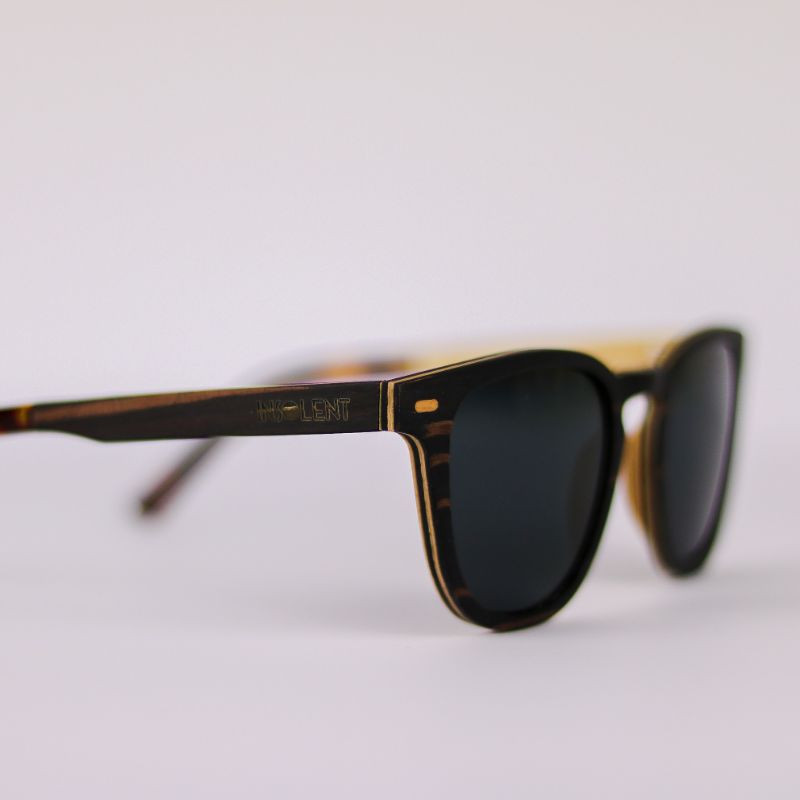 Detalle fleje y patillas de las gafas de sol madera ébano-zebrano modelo SECORD BLACK