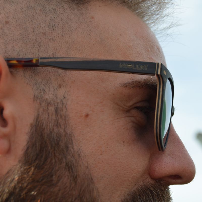 Detalle logo fleje y patillas de las gafas de sol madera modelo SECORD BLACK