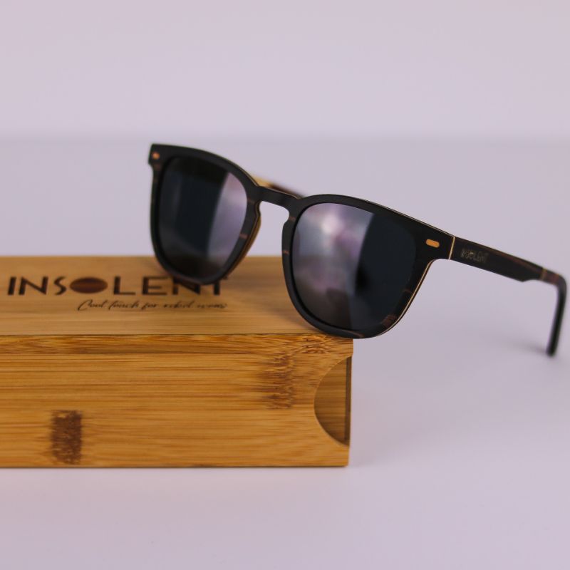 Detalle fleje y patillas de las gafas de sol madera ébano-zebrano modelo SECORD BLACK