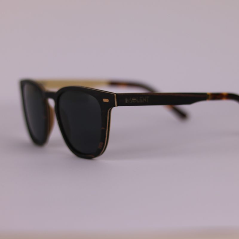 Detalle de logo en patillas de las gafas de sol madera ébano-zebrano modelo SECORD BLACK