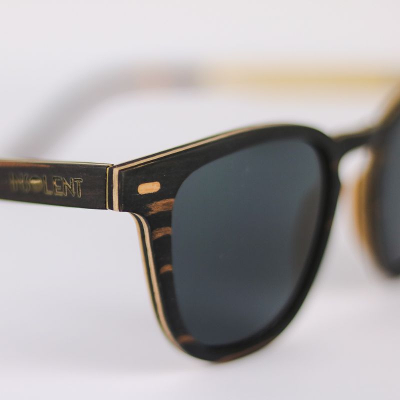 Detalle del fleje y logo en patillas de las gafas de sol madera ébano-zebrano modelo SECORD BLACK