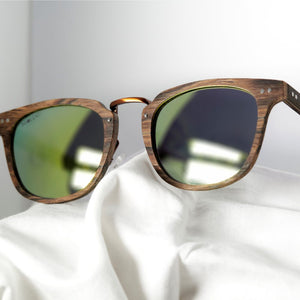 Gafas de sol polarizadas de madera WOODIE BUDY composición en lienzo blanco